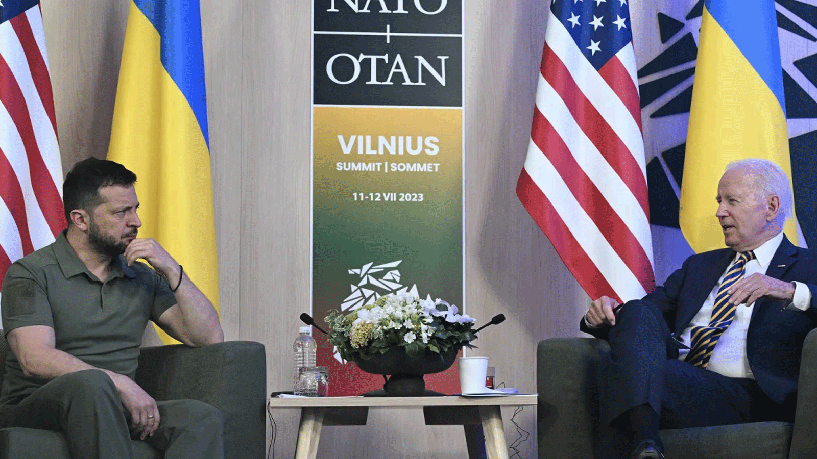 الرئيس الأمريكي جو بايدن (يمين) يحضر لقاء مع الرئيس الأوكراني فولوديمير زيلينسكي على هامش قمة الناتو في فيلنيوس في 12 تموز\يوليو 2023