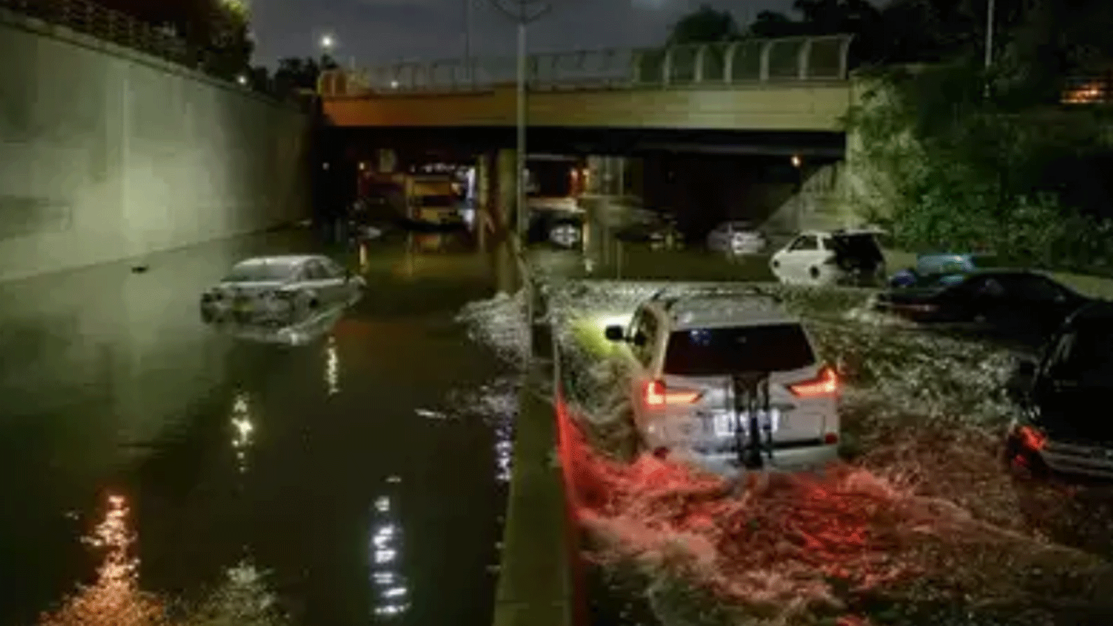 مياه الفيضانات تحيط بالمركبات بعد هطول أمطار غزيرة في مدينة بروكلين في نيويورك