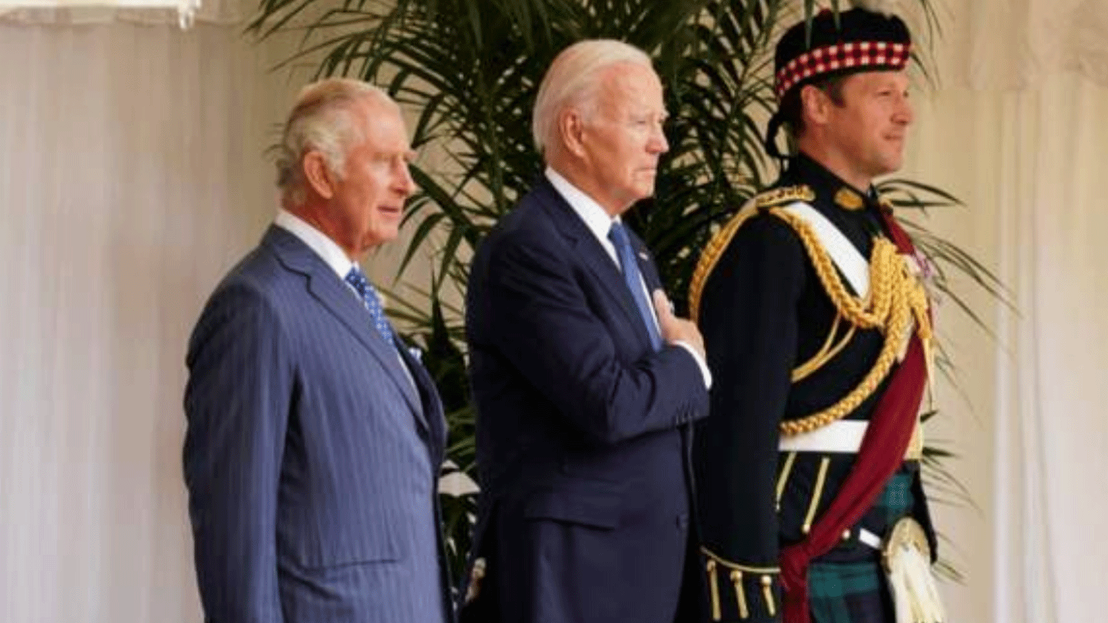 الملك تشارلز مرحبًا بضيفه الرئيس الأميركي جو بايدن 