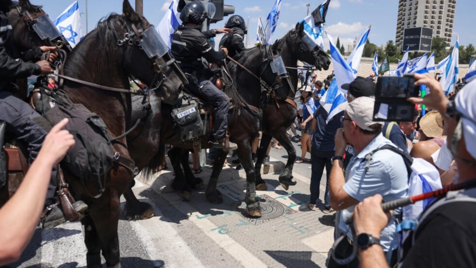 عناصر من الشرطة الإسرائليية يعتلون الأحصنة يحاولون تفريق المتظاهرين في القدس ضد خطة الإصلاح القضائي التي تبنتها الحكومة الإسرائيلية في 11 يوليو 2023