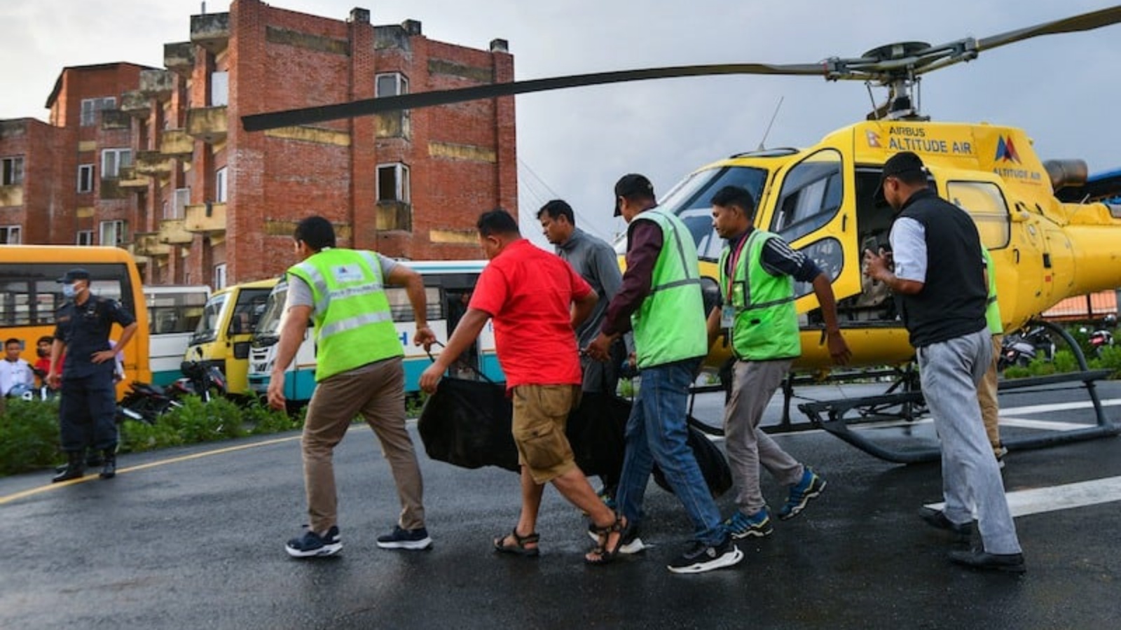 ستة قتلى في تحطم مروحية سياحية في النيبال