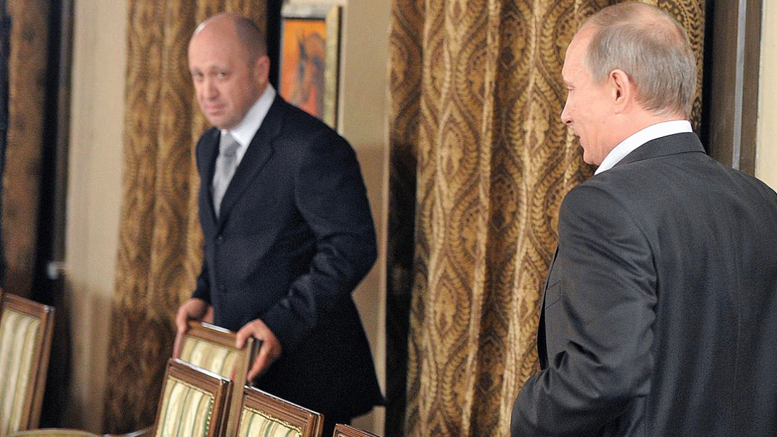 صورة أرشيفية لرئيس مجموعة فاغنر يفيغيني بريغوجين خلال استقبال الرئيس الروسي فلاديمير بوتين في أحد مطاعمه في موسكو