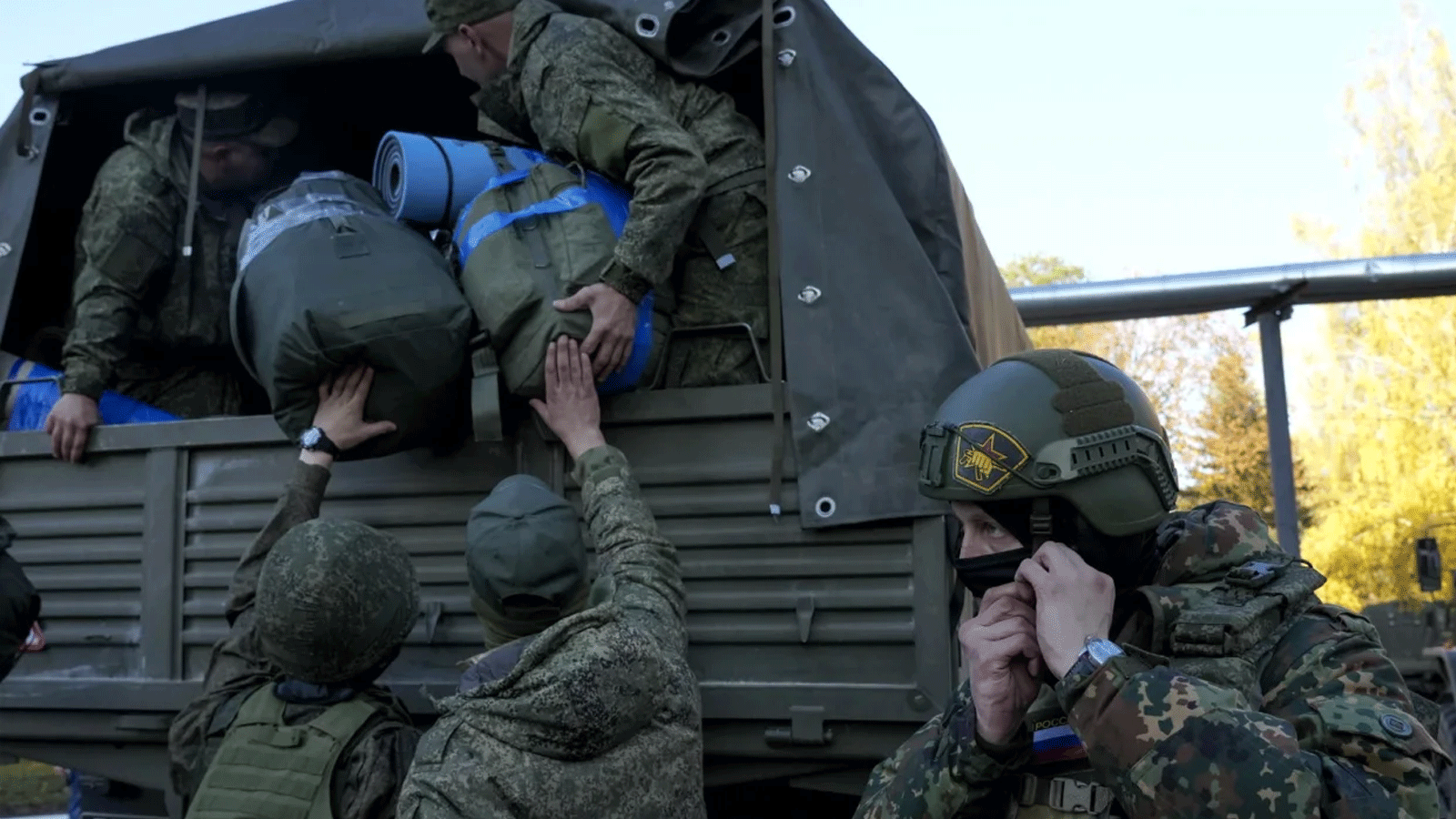 مواطنون روس يتم تجنيدهم أثناء التعبئة الجزئية للبلاد