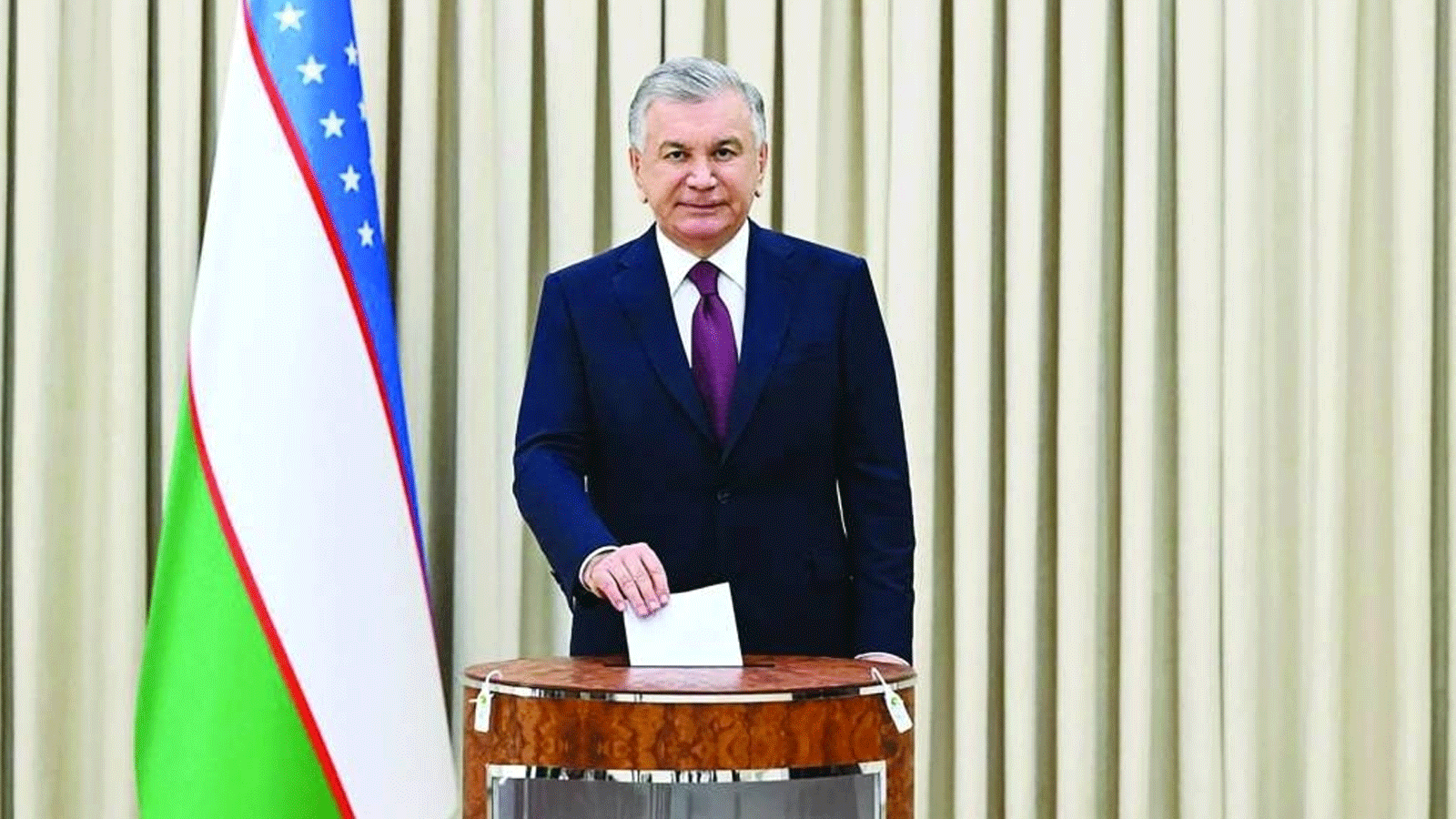 الرئيس الأوزبكستاني والمرشح الرئاسي شوكت ميرزيوييف يدلي بصوته في الانتخابات الرئاسية في طشقند