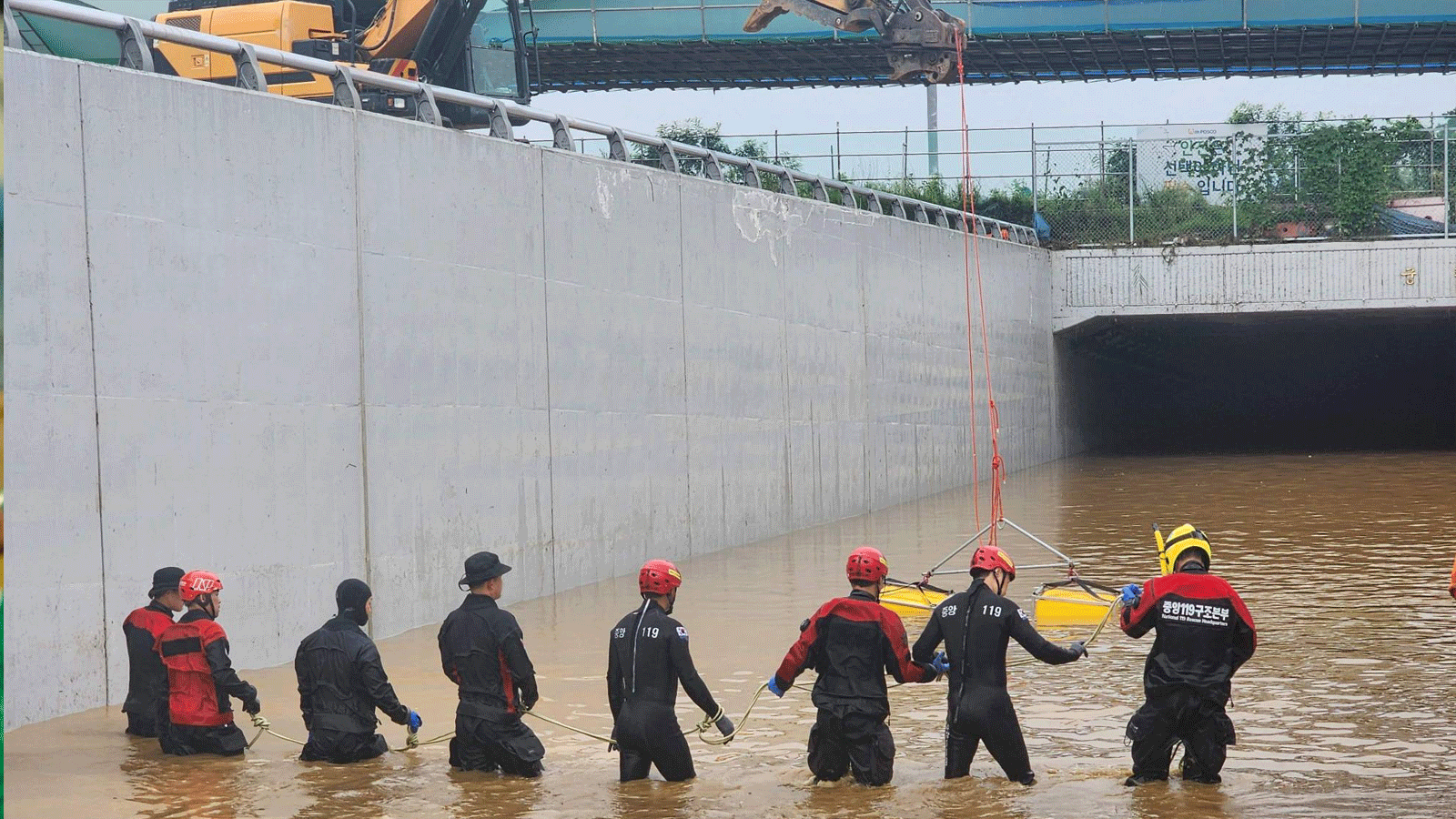 عمال الإنقاذ الكوريون الجنوبيون يبحثون عن الأشخاص المفقودين على طريق مغمور يؤدي إلى نفق تحت الأرض في تشونغجو