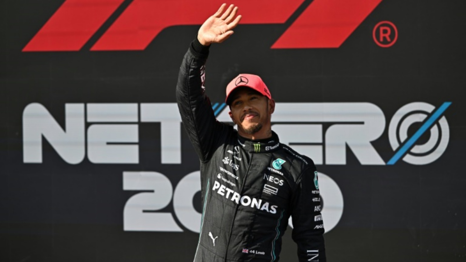 البريطاني لويس هاميلتون بعد تصدره تصفيات جائزة المجر الكبرى ضمن بطولة العالم للفورمولا واحد في 22 يوليو 2023