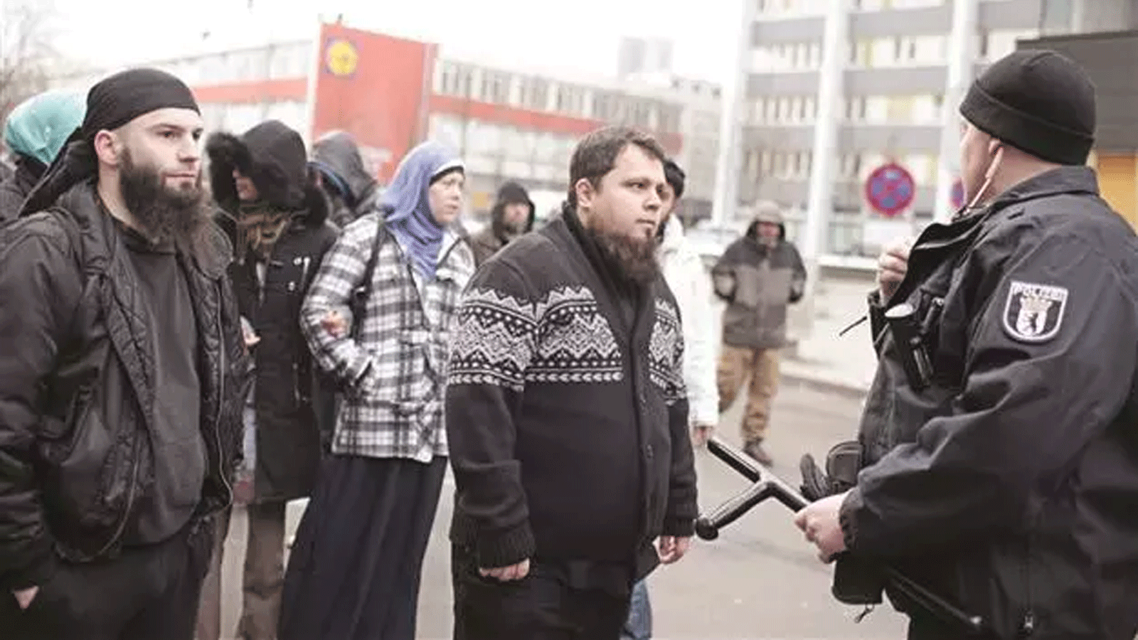 شرطي ألماني يواجه سلفيين بعد مشاركتهم بتظاهرة في برلين