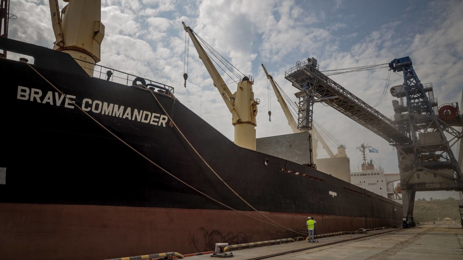 سفينة تحمل أكثر من 23000 طن من الحبوب لتصديرها إلى إثيوبيا في يوجني شرق أوديسا على ساحل البحر الأسود