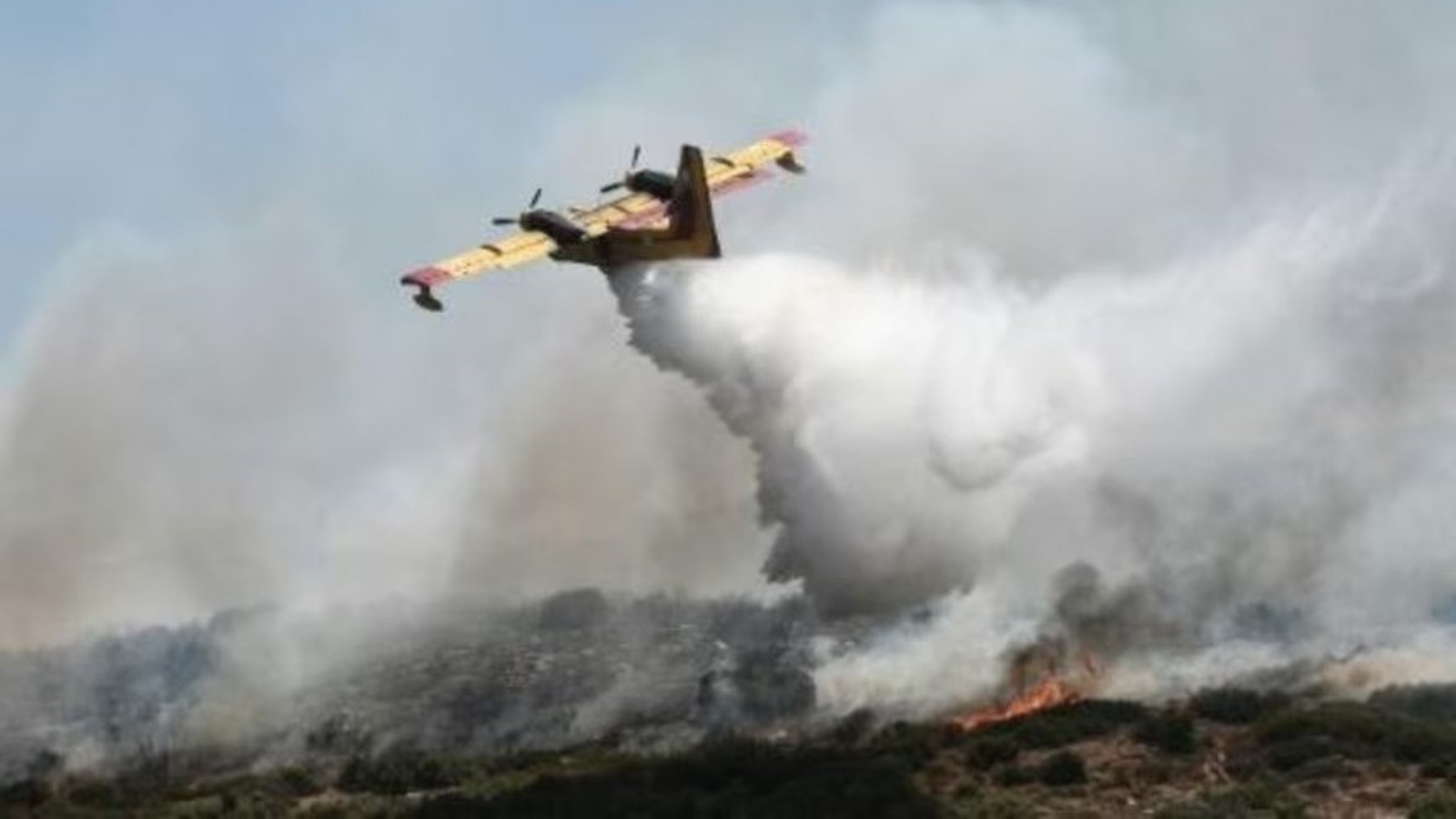 طائرة إطفاء كندية تشارك في عمليات إخماد الحرائق قرب مدينة فولوس بوسط اليونان، في 27 يوليو 2023