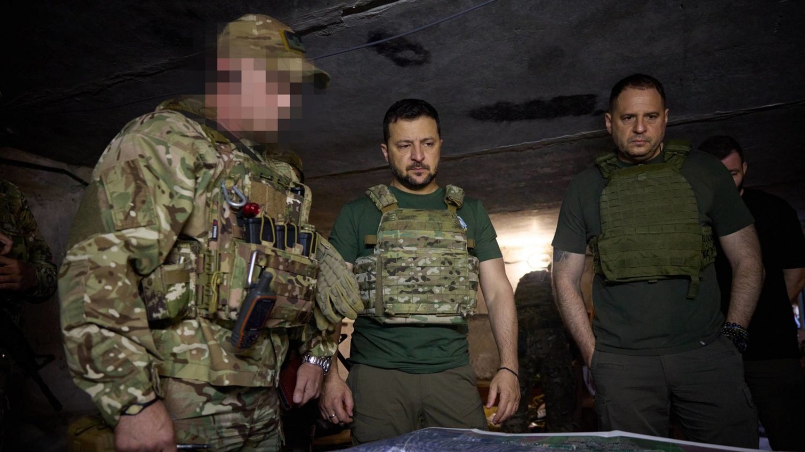 زيلينسكي يستمع إلى شرح من قائد عسكري خلال زيارته لأحد المواقع قرب باخموت (حسابه على تويتر) 