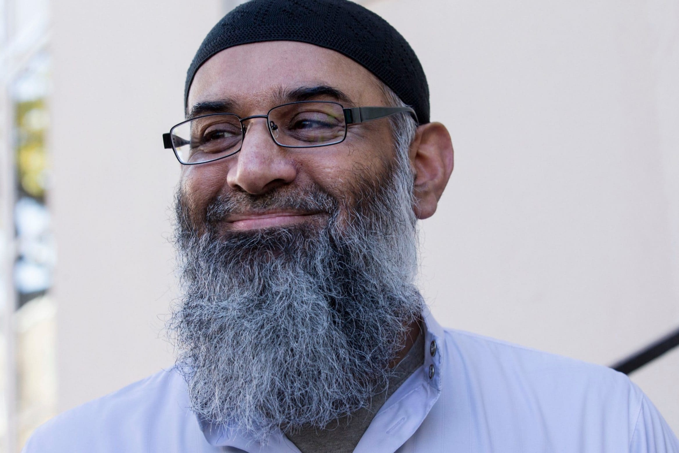 الداعية الاسلامي البريطاني المتشدد تشودري وتهم إرهابية