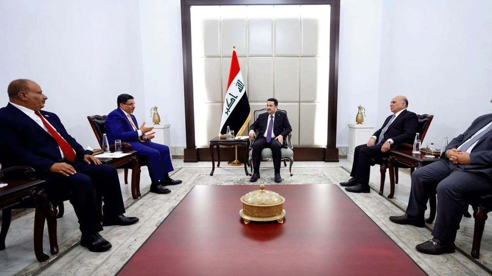 السوداني خلال اجتماعه في بغداد الاحد 23 تموز\ يوليو 2023 مع وزير الخارجية اليمني أحمد بن مبارك والوفد المرافق له (مكتبه)