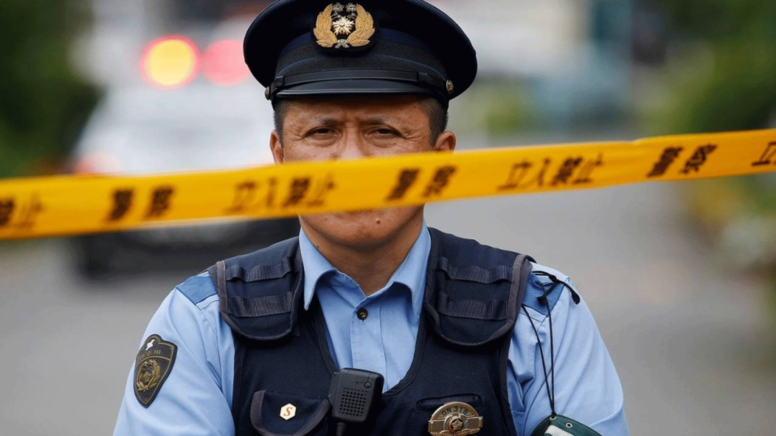 شرطي ياباني في موقع الحادث