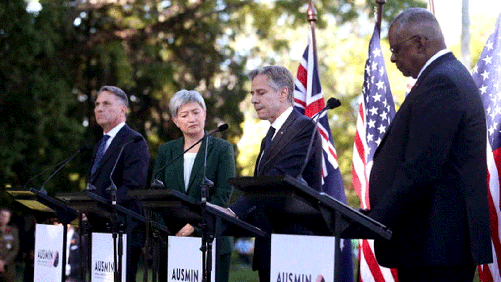 الأسترالي ريتشارد مارليس وبيني وونغ مع الأمريكيين أنتوني بلينكين ولويد أوستن في مؤتمر صحفي بعد محادثات أوسمين في بريزبين