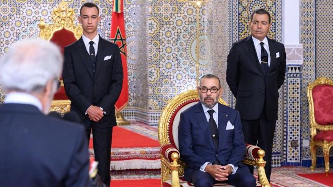 الملك محمد السادس لدى استقباله محافظ البنك المركزي في تطوان اليوم