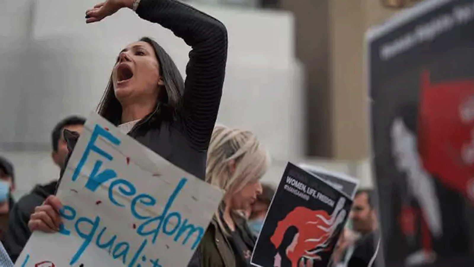 متظاهرة ضد النظام الإيراني في ميدان ميل لاستمان في تورنتو، أونتاريو ، تطالب بحرية النساء في إيران