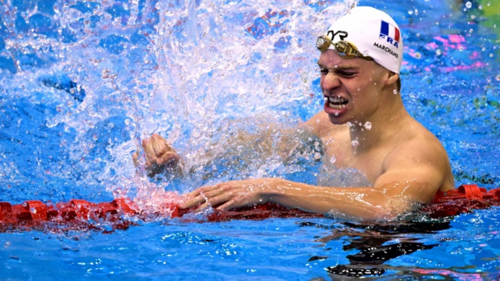 السباح الفرنسي ليون مارشان بعد فوزه بسباق 400 م متنوعة وتحطيمه الرقم العالمي القياسي في بطولة العالم للسباحة في فوكوكا اليابانية في 23 يوليو 2023 