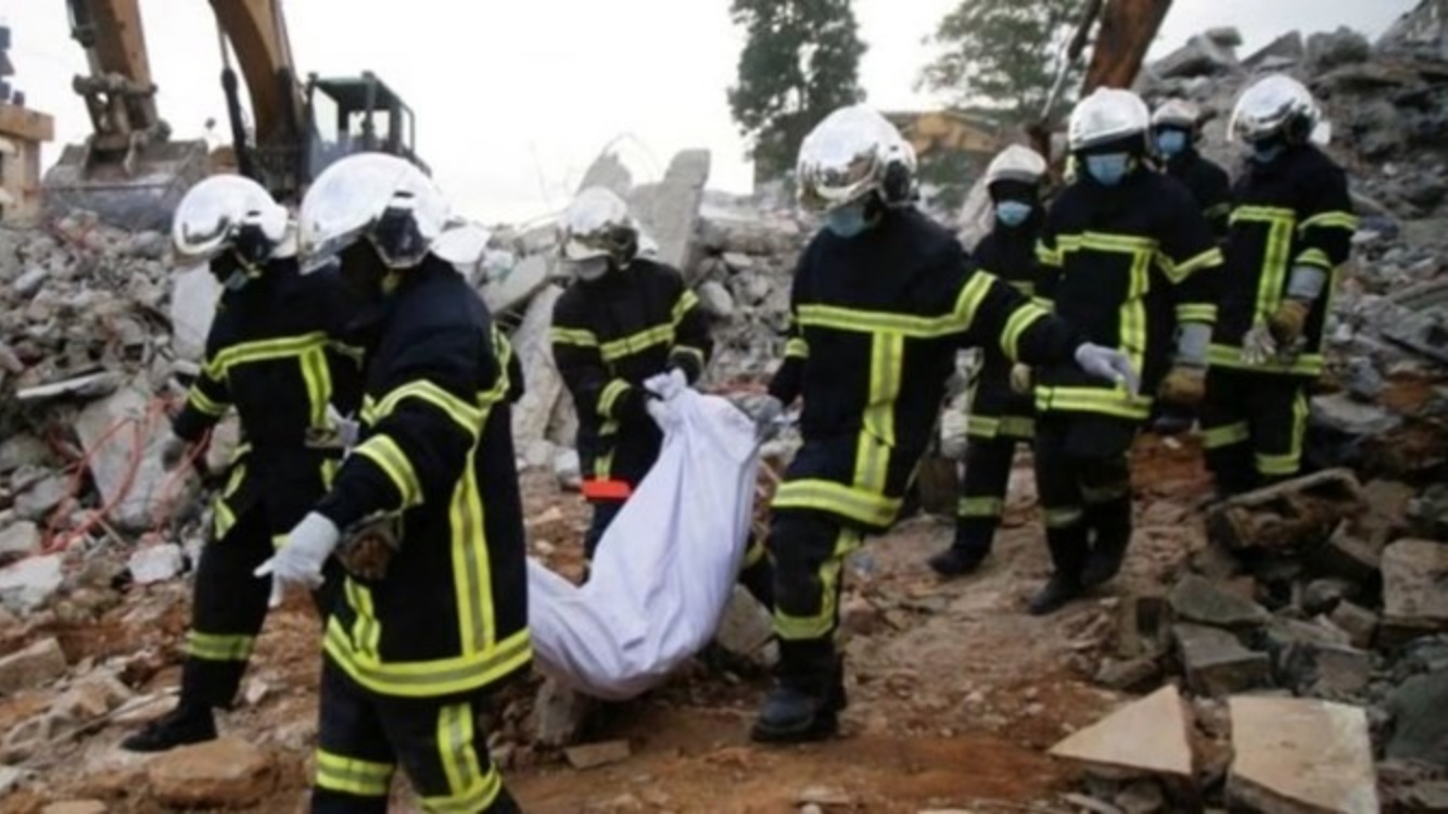 عناصر إنقاذ يحملون جثة أحد ضحايا انهيار مبنى في الكاميرون