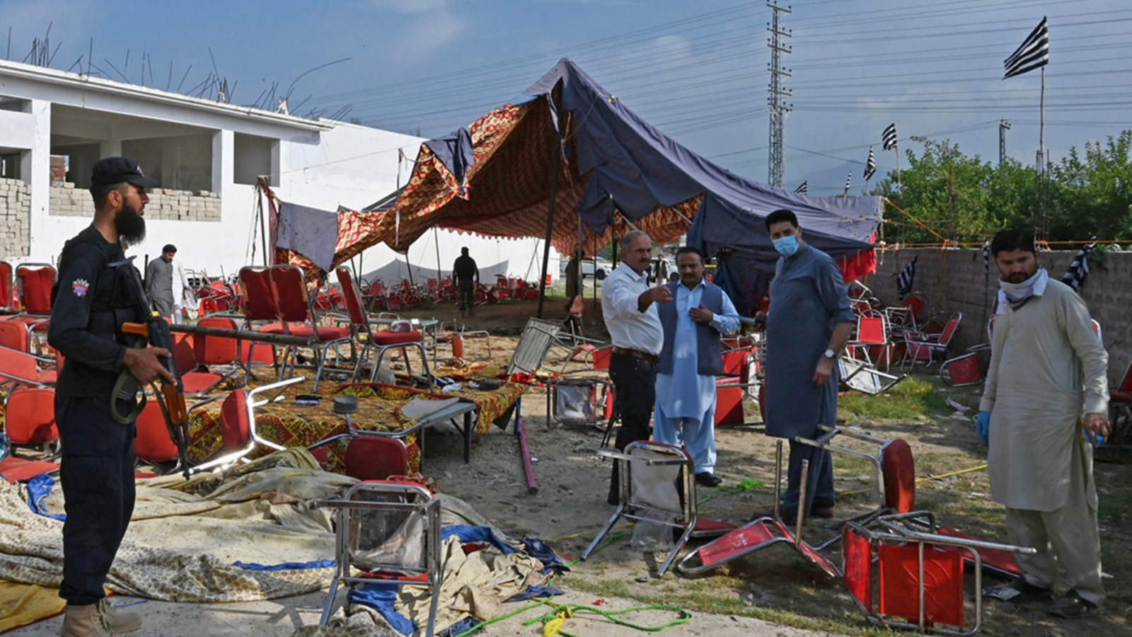 رجال الأمن يتفقدون موقع انفجار عبوة ناسفة في منطقة باجور بإقليم خيبر بختونخوا في 31 يوليو 2023