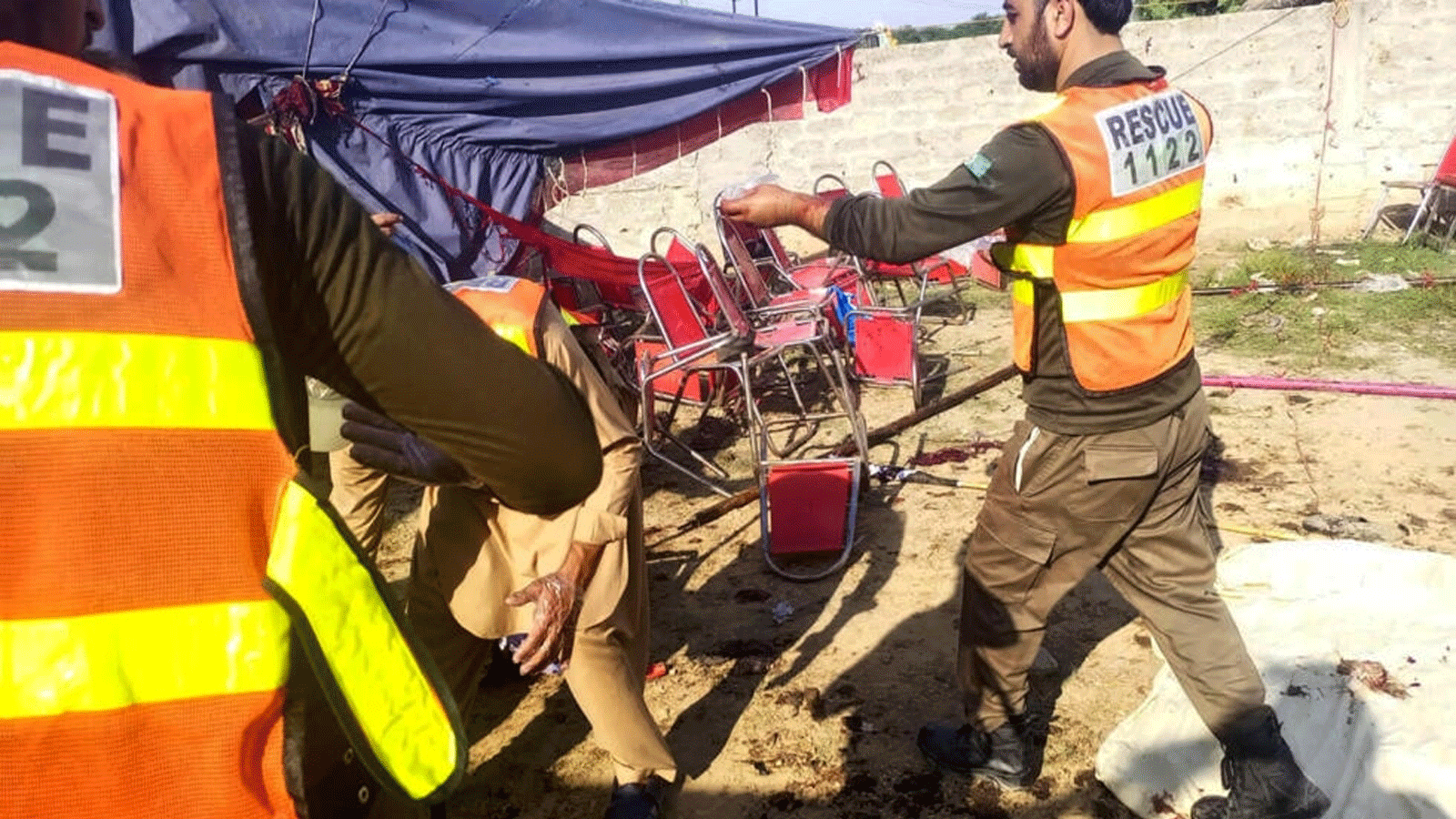 صورة نشرتها خدمة الإنقاذ الباكستانية 1122، تُظهِر عناصر إنقاذ في موقع تفجير عبوة في باجور بولاية خيبر بختونخوا في 30 تموز/يوليو 2023