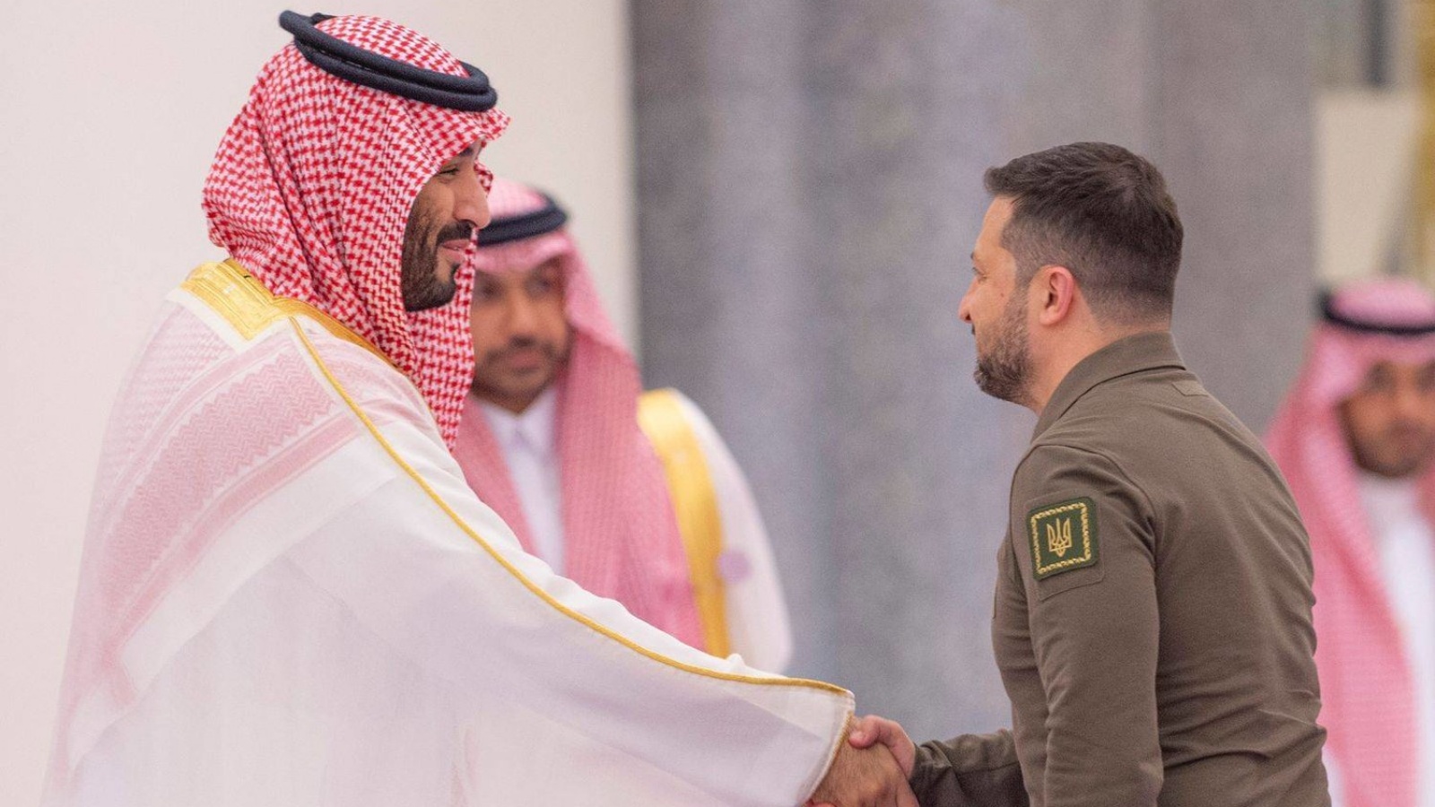 ولي العهد السعودي الأمير محمد بن سلمان خلال استقباله الرئيس الأوكراني فولوديمير زيلينسكي في جدة مايو الماضي (واس) 