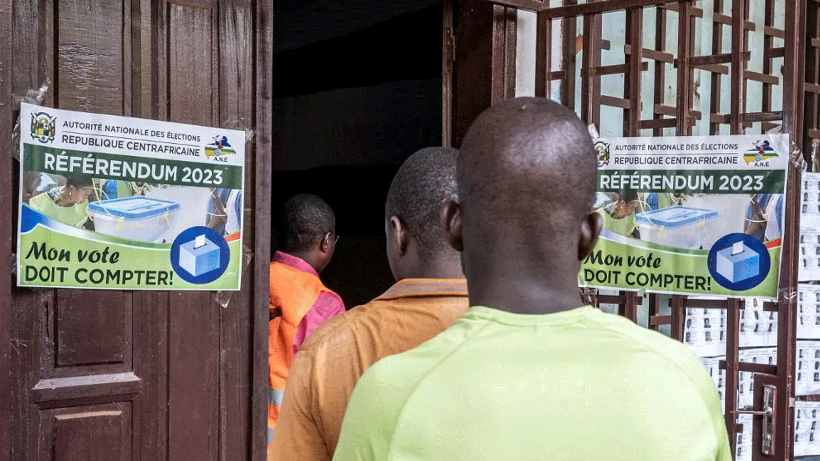 الناخبون يتحققون من أسمائهم في قائمة الناخبين في مدرسة بوغندا الثانوية في بانغي، في 30 تموز\ يوليو 2023