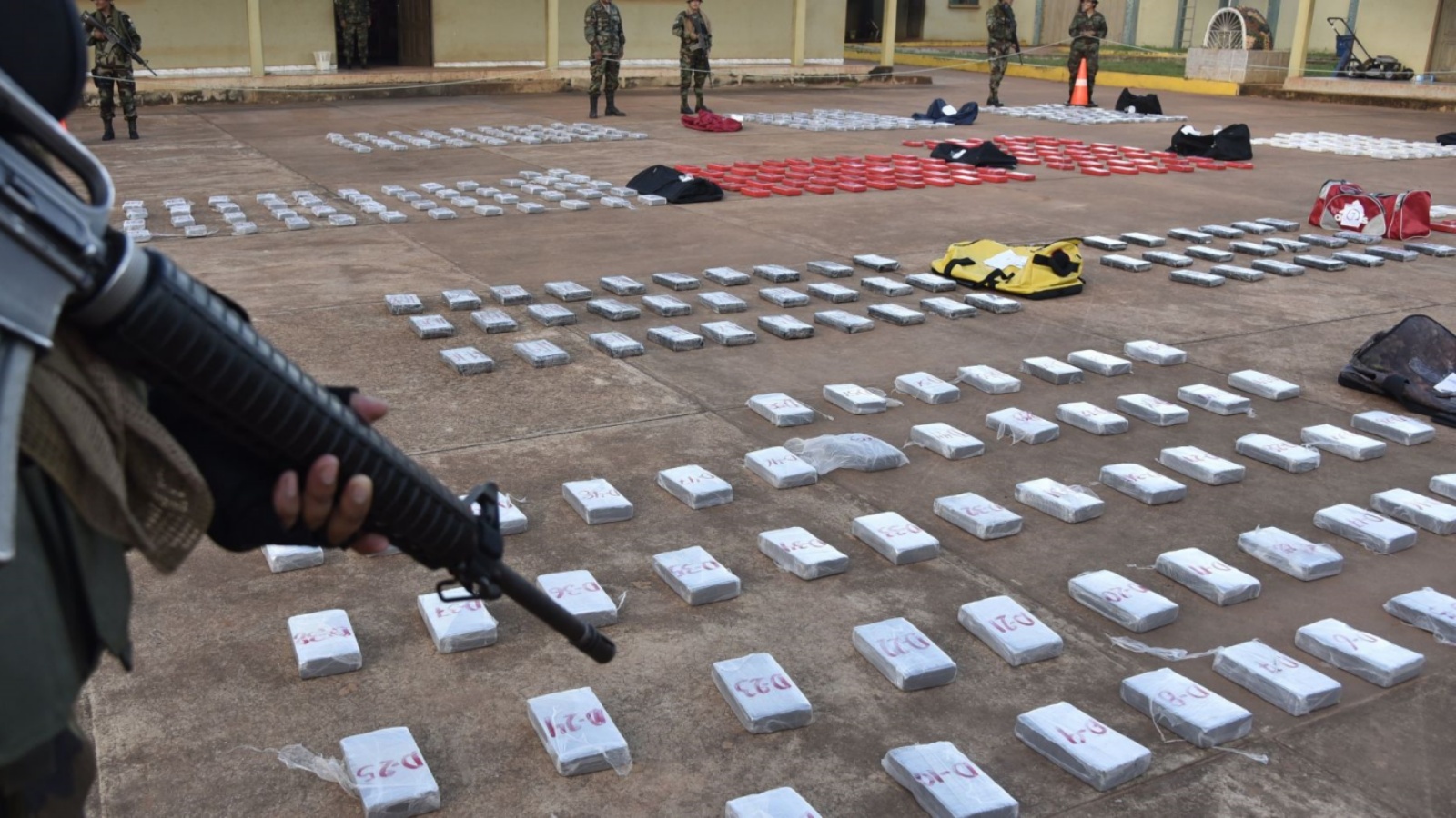 أفراد القوة البوليفية الخاصة لمكافحة الاتجار بالمخدرات (FELCN) يحرسون 582 كيلو غرامًا من هيدروكلوريد الكوكايين، تم الاستيلاء عليها من مزرعة - حيث يُزعم أنه كان من المقرر تكريرها - في منطقة Guayaramerin، على الحدود الشمالية الشرقية مع البرازيل (أرشيفية)