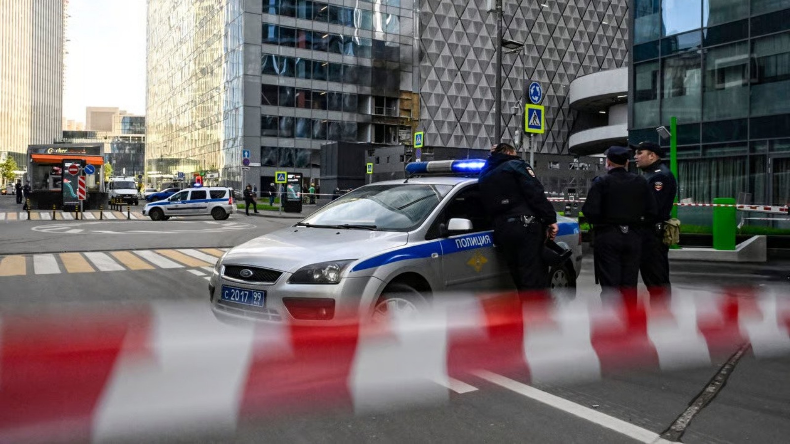 ضباط الشرطة يحرسون جزءًا من منطقة مدينة موسكو بعد هجوم بطائرة بدون طيار في 30 يوليو 2023