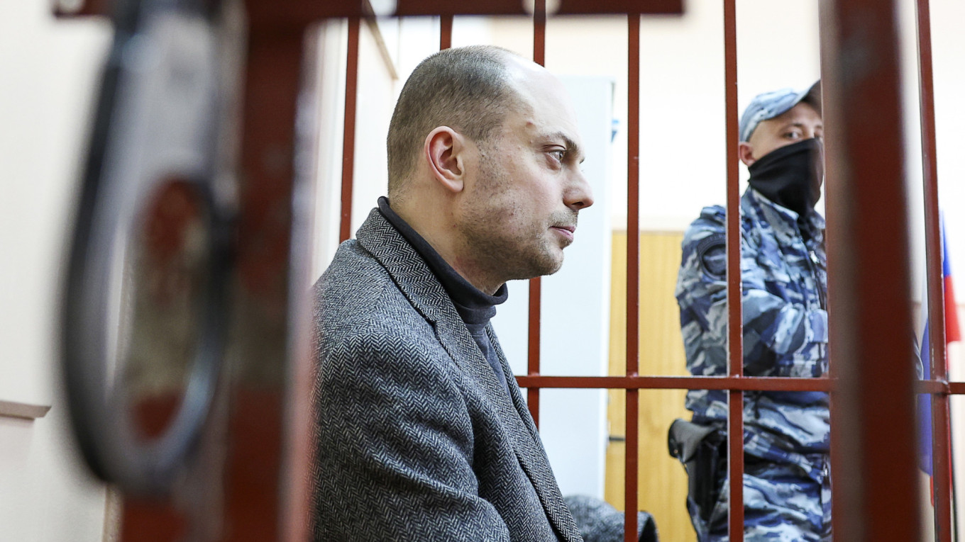 كارا مورزا مزدوج الجنسية أمام محكمة روسية 