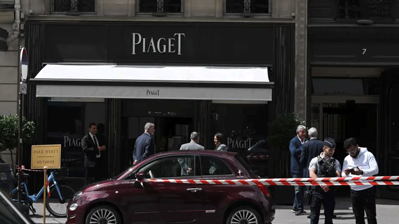 مدخل متجر مجوهرات بياجيه الفرنسي الفاخر في شارع لا بيه بعد أن صدمه لصوص مسلحون