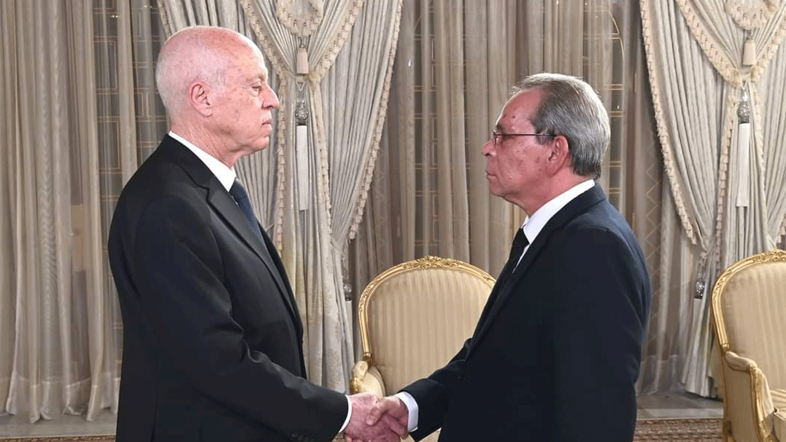 رئيس الجمهورية قيس سعيد، يُصافح أحمد الحشاني بعد أدائه اليمين رئيسًا للحكومة