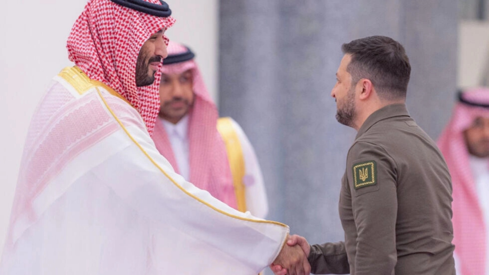 ولي العهد السعودي الأمير محمد بن سلمان يصافح الرئيس الأوكراني فولوديمير زيلينسكي أثناء القمة العربية في جدة في 19 مايو 2023