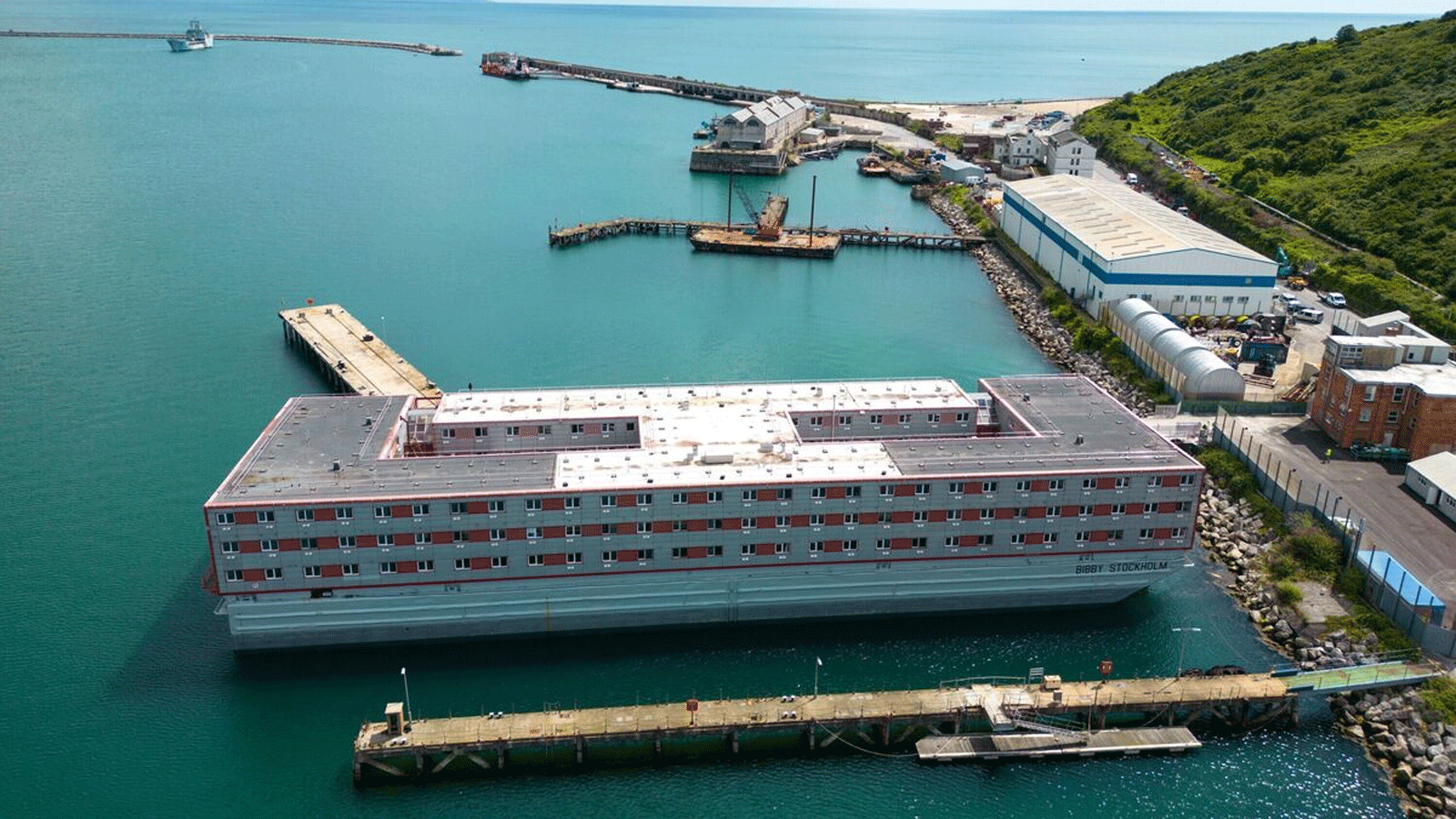 البارجة بيبي ستوكهولم التي ستأوي طالبي اللجوء قبالة السواحل البريطانية