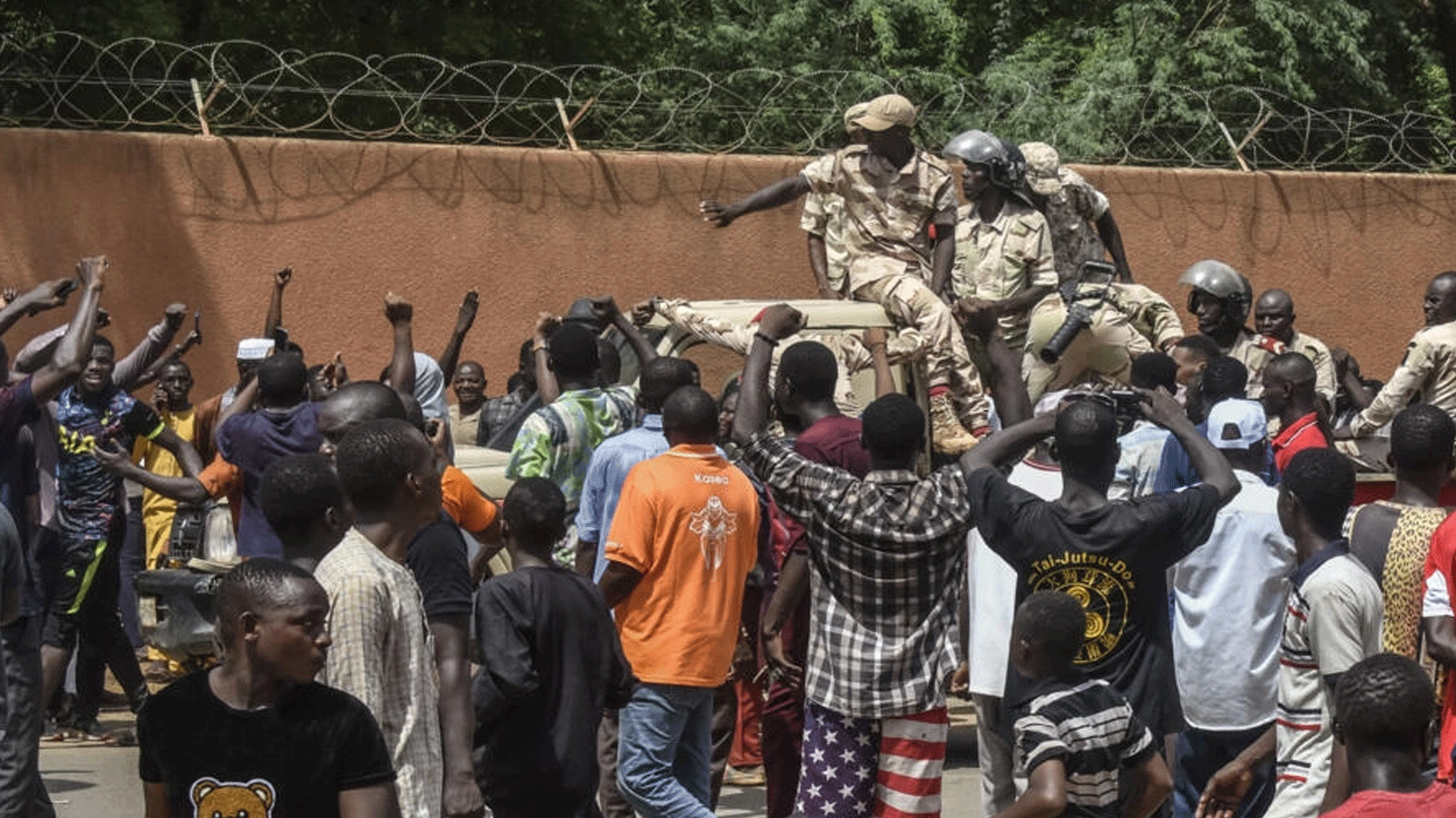 محتجون يهتفون للقوات النيجيرية خارج السفارة الفرنسية في نيامي. 30 تموز\يوليو 2023
