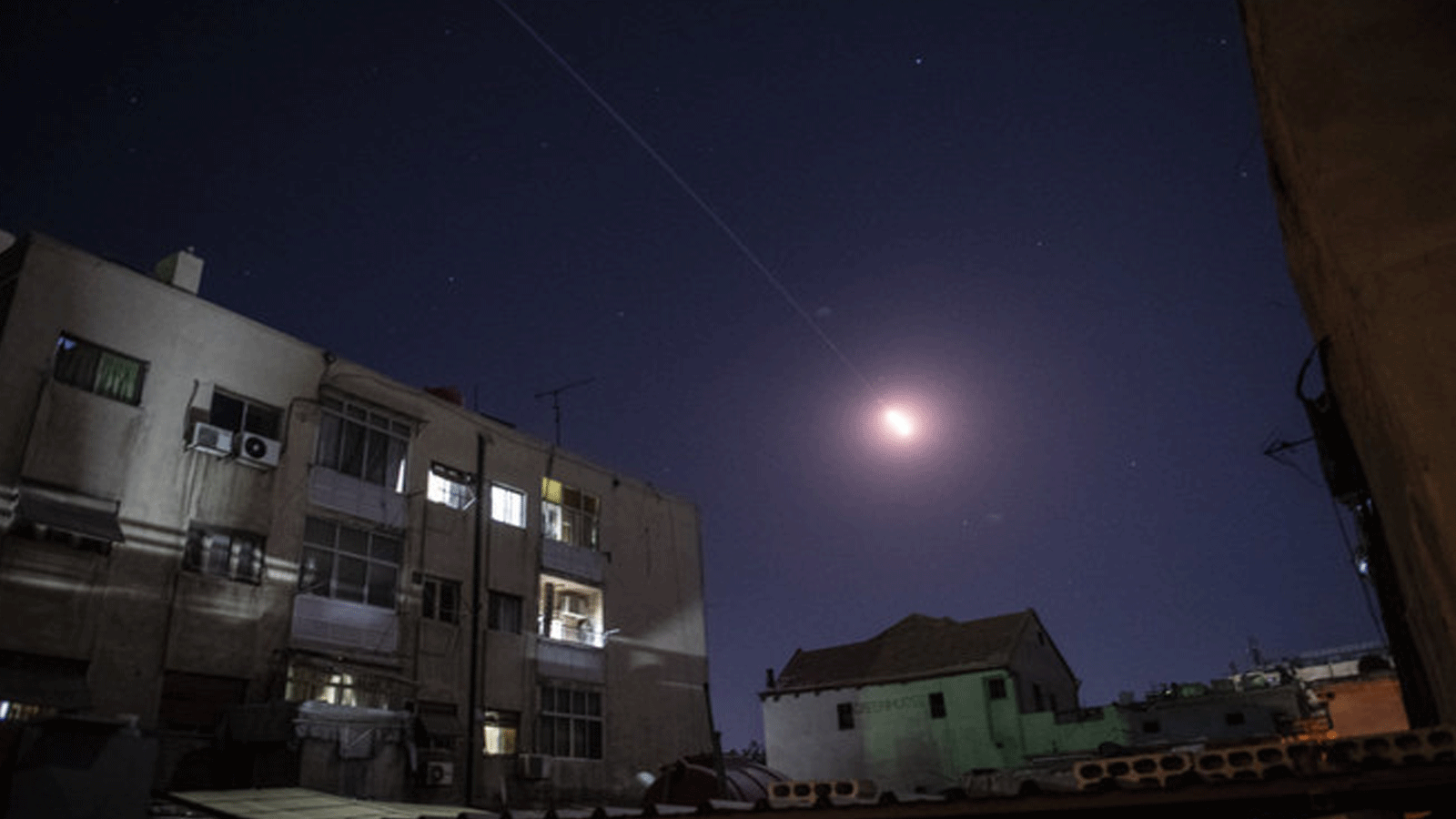 صورة أرشيفية لقنابل مضيئة في سماء دمشق تم إطلاقها في محاولة لصدّ غارة جوية إسرائيلية