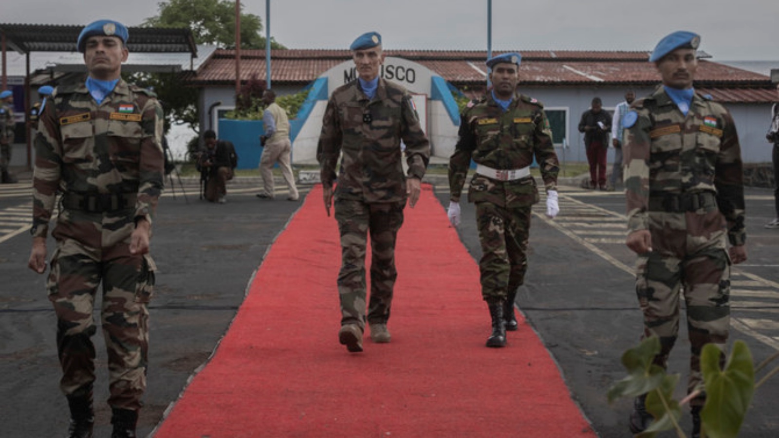 جنود حفظ السلام التابعون للأمم المتحدة يحضرون احتفالًا في غوما ، جمهورية الكونغو الديمقراطية ، في 11 مارس 2023 تكريما للزملاء الذين قتلوا أثناء أداء الواجب منذ بدء المهمة