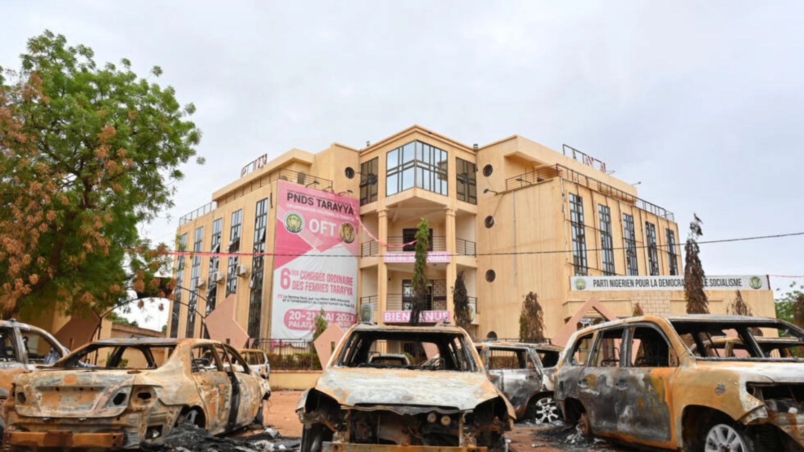 سيارات محترقة خارج مقر حزب الرئيس النيجري المخلوع محمد بازوم في نيامي في السابع من أغسطس 2023