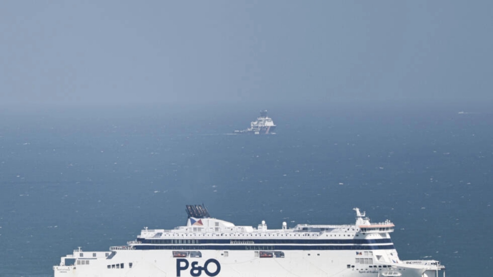 سفينة متخصصة في إنقاذ القوارب التي تواجه خطراً في قناة المانش في 12 أغسطس 2023