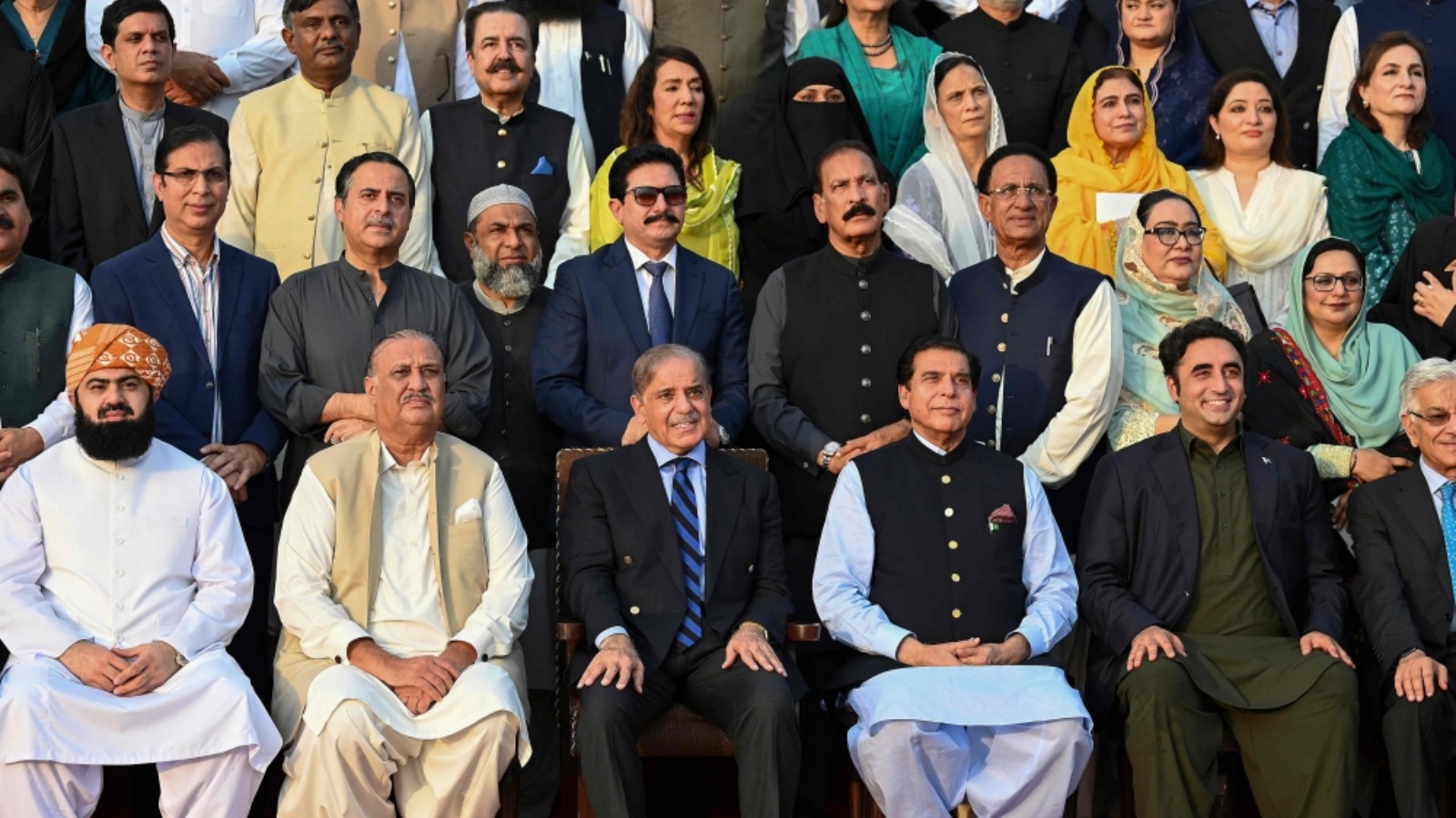 رئيس الوزراء الباكستاني شهباز شريف (3 لترات في الصف الأمامي) يقف لالتقاط صورة مع أعضاء البرلمان بعد الجلسة الأخيرة الحالية للجمعية الوطنية خارج مبنى البرلمان في إسلام أباد في 9 أغسطس 2023.