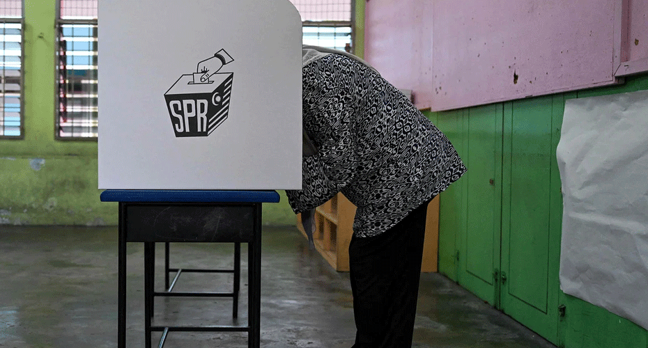 امرأة تدلي بصوتها في مركز اقتراع خلال انتخابات الولاية في سيلايانغ بولاية سيلانجور الماليزية في 12 أغسطس(آب) 2023