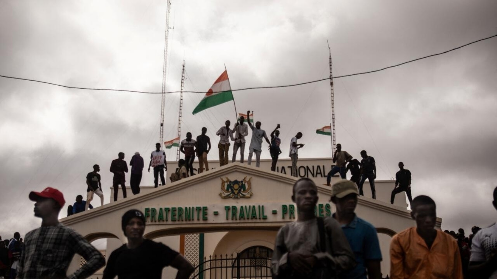 متظاهرون يلوحون بعلم النيجر خلال مظاهرة في يوم الاستقلال في نيامي، 3 أغسطس 2023