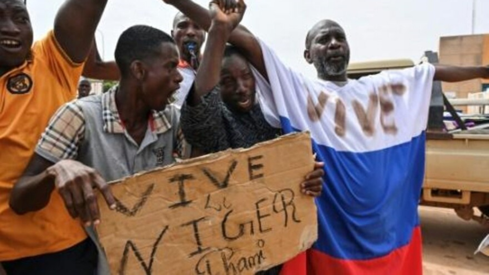 أنصار قادة الانقلاب العسكري يتظاهرون في نيامي في النيجر، في السادس من أغسطس 2023