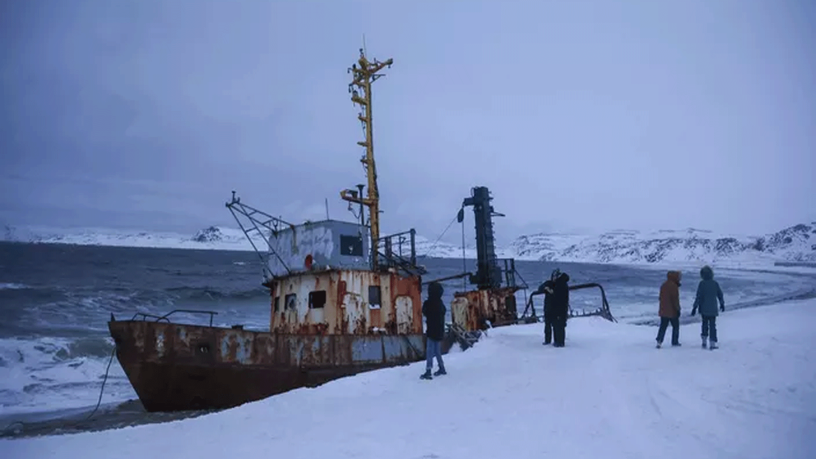 يزور السياح تيرييركا (Teriberka) القرية الروسية خارج الدائرة القطبية الشمالية، حيث توجد العديد من قوارب الصيد مهجورة على الشاطئ