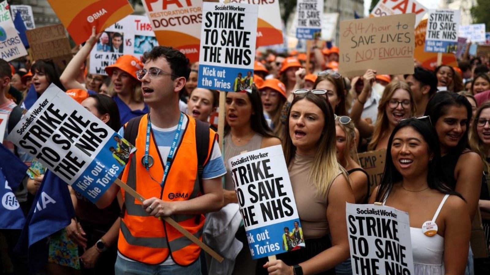 متظاهرون يطالبون بتحسين أجور الأطباء المبتدئين خلال احتجاج في وايتهول خارج بوابات داونينغ ستريت في وسط لندن 11 أغسطس 2023