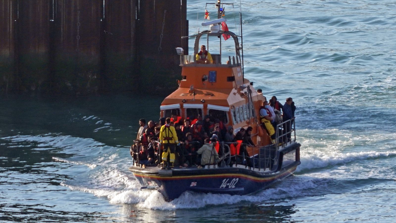 عبور مستمر للمهاجرين غير الشرعيين من القنال الإنكليزي 