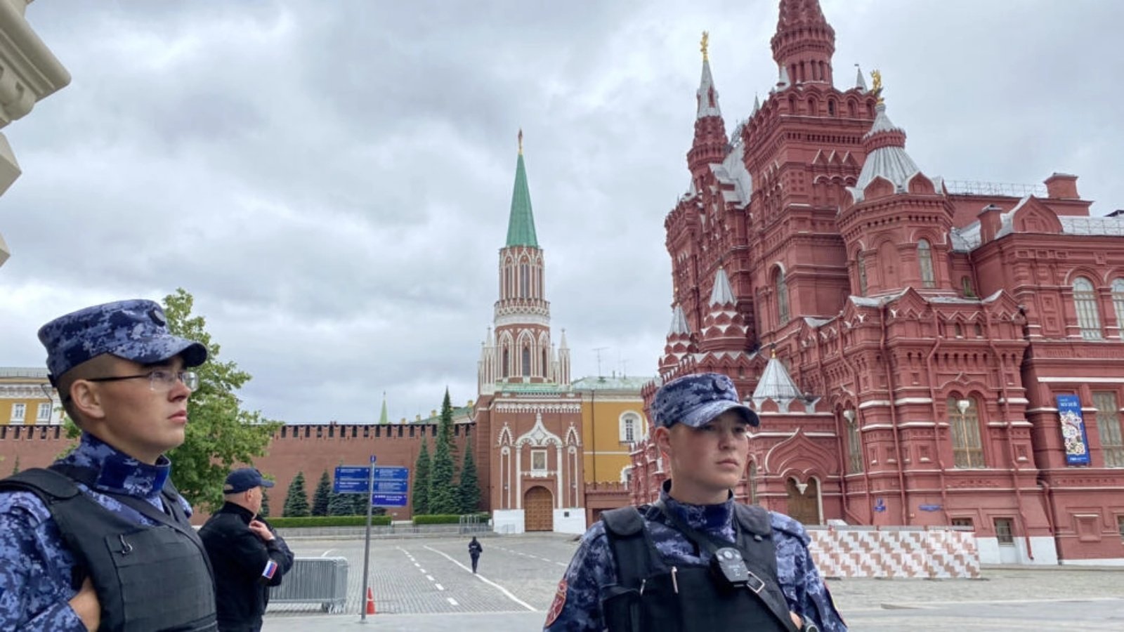 ضباط الحرس الوطني الروسي (Rosgvardiya) يقومون بدورية في منطقة حول الكرملين بموسكو، في 24 يونيو 2023
