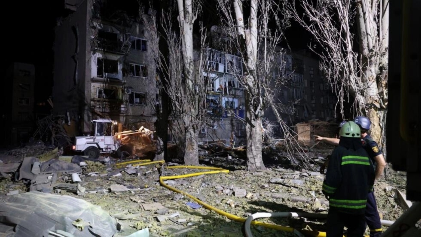 عمال الانقاذ يؤدون عملهم قرب مبنى لحقت به أضرار كبيرة جراء ضربة روسية في بوكروفسك في أوكرانيا في الثامن من أغسطس 2023 