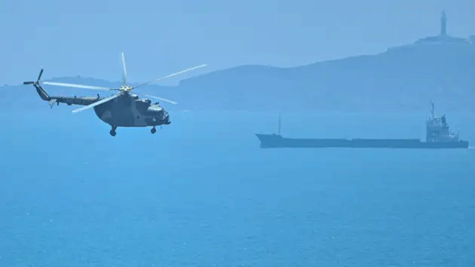 طائرة هليكوبتر عسكرية صينية تُحلّق فوق جزيرة بينغتان، إحدى أقرب نقاط البر الرئيسي للصين إلى تايوان في 4 آب\ أغسطس 2022