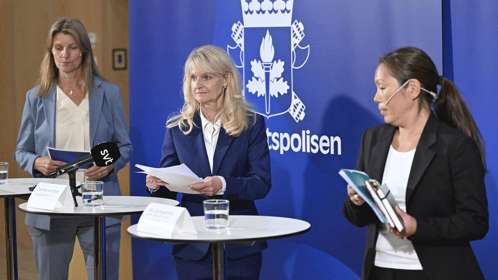 شارلوت فون إيسن، وسط الصورة، خلال مؤتمر صحفي حول التهديد الإرهابي السويدي، في ستوكهولم