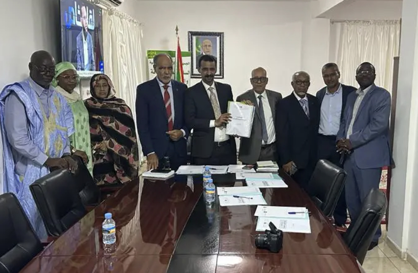 الحسين ولد مدو رئيس السلطة&nbsp;العليا&nbsp;للصحافة&nbsp;والسمعيات&nbsp;البصرية في موريتانيا وعبد الله محمدي باه، المدير&nbsp; التنفيذي&nbsp;لمؤسسة&nbsp;صحراء&nbsp;ميديا بعد توقيعهما على&nbsp;دفتر&nbsp;التزامات&nbsp;الخدمة&nbsp;التلفزيونية&nbsp; الخاصة بقناة&nbsp;"صحراء&nbsp;24"